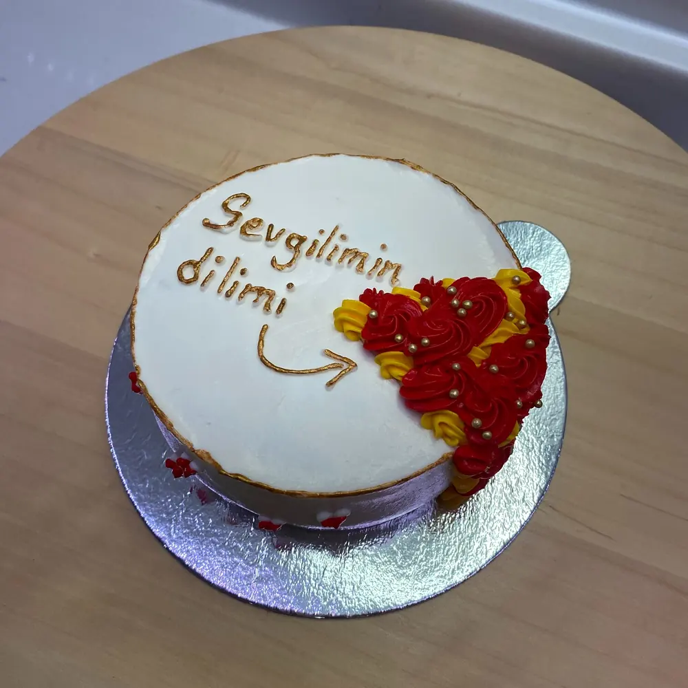 Galatasaraylı beyler için en güzel dilim – Fotoğraflı Pasta, Umay Patisserie İzmir