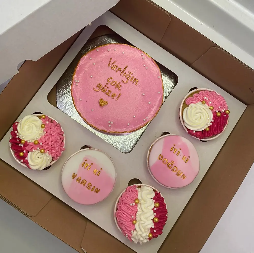 Şubat ayı sonuna kadar 5 adet cupcake 2 kişilik pastalarda özel fiyatlar sizleri bekliyor – Pasta + Cupcake Kutusu, Umay Patisserie İzmir