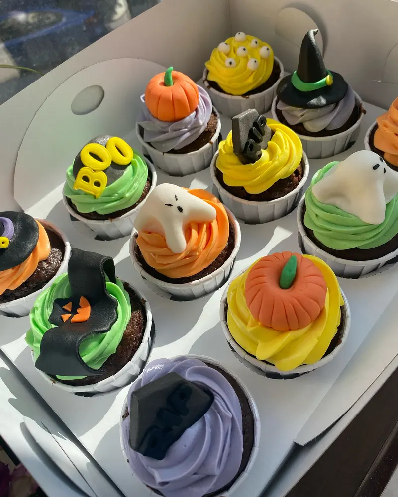 Hepimize HAPPY HALLOWEEN tam istediğim gibi bir cadılar bayramı dönemi geçiriyorum umarım sizin için de öyledir Şeker mi şaka mı – Tasarım Cupcake Kutusu, Umay Patisserie İzmir